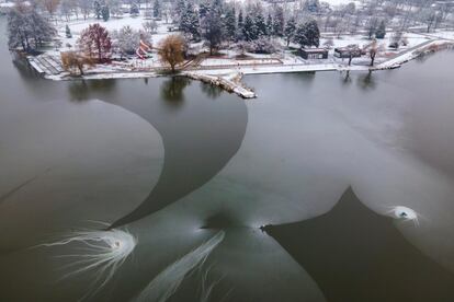 El lago Csonakazo parcialmente congelado en Nagykanizsa, Hungría.