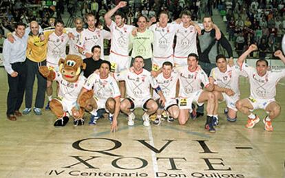 La plantilla del Ciudad Real celebra el título en la pista del Quijote Arena.