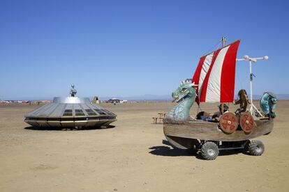 Dos vehículos decorados, llamados vehículos mutantes, cruzan por el desierto de Tankwa durante la semana que dura el festival.