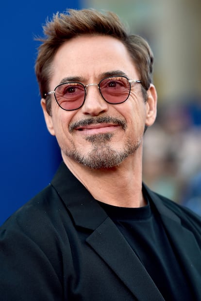Robert Downey Jr. -


El taquillero intérprete ha asimilado tanto el uso de las gafas que incluso las añadió a su 'alter ego' en la ficción, Iron Man. Ninguna estrella de la actualidad las utiliza más que él, probando todo tipo de colores y formas, y eligiéndolas minuciosamente para ir a juego y restarle seriedad a su estilismo.
