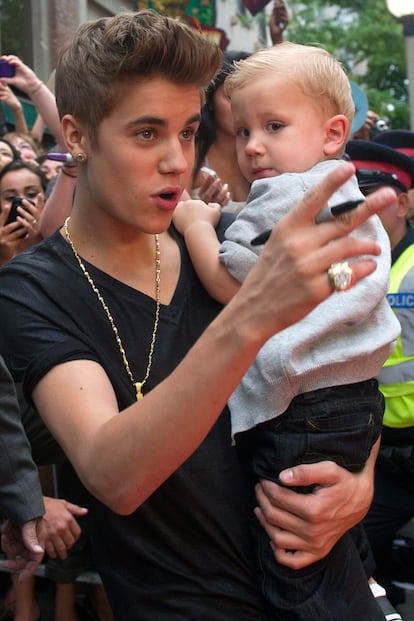 Ayer Justin Bieber presumió de hermano pequeño y de tupé en los Much Music Video Awards. El cantante se ha apuntado al peinado masculino que más chicas amaron en la década de los cincuenta.