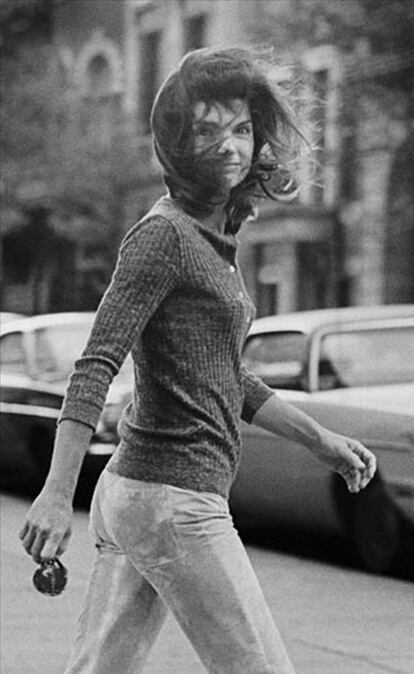 7 de octubre de 1971: Nueva York, NY. Jackie Onassis paseando por la Madison Avenue. © Ron Galella