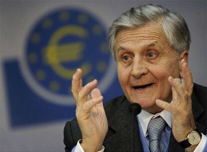 El presidente del Banco Central Europeo, Jean- Claude Trichet, durante su comparecencia mensual ante los medios, en la que ha comentado la nueva rebaja de tipos