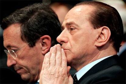 Silvio Berlusconi (derecha) y su ministro de Exteriores, Gianfranco Fini, el pasado mes de abril.