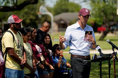 O'Rourke con algunas de las personas que viajaron desde Uvalde para el debate, en Edinburg.