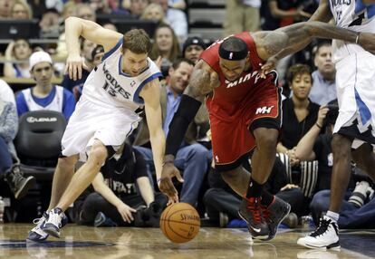 Ridnour y LeBron intentan alcanzar el balón.