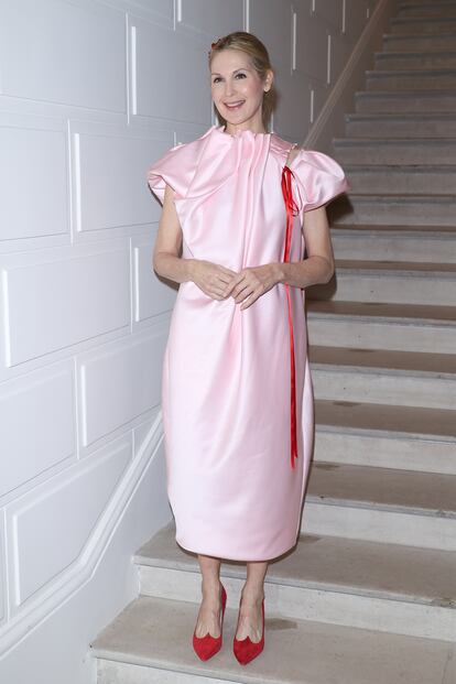 La actriz Kelly Rutherford se entregó con ganas al romanticismo de rosas y lazos de la colección que Simone Rocha ha diseñado para Jean Paul Gaultier.