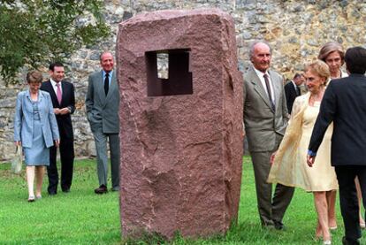 Inauguración del Museo Chillida- Leku en Hernani. Los Reyes junto al matrimonio Chillida cerca a una de sus obras (16/09/2000).