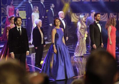 La 29 edición de los premios Goya ha arrancado con un grupo de actores interpretando un número musical. En el centro, la cantante y actriz Ana Belén.