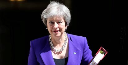 La primera ministra británica, Theresa May, abandona la sede del Gobierno británico de Downing Street en Londres (Reino Unido).