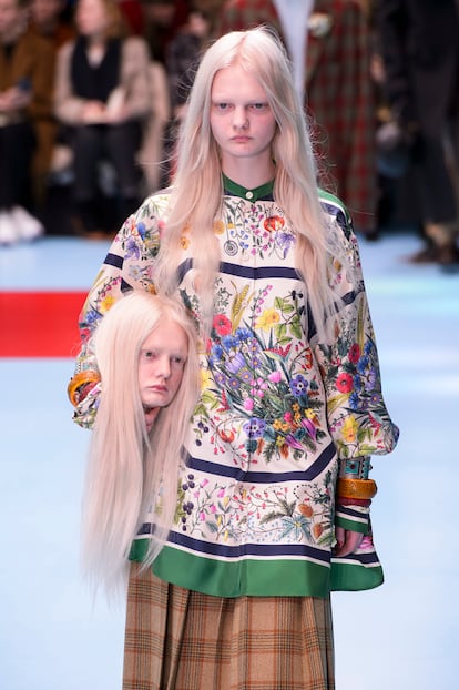 Una de las modelos con una réplica de su cabeza en miniatura en el desfile de Gucci.