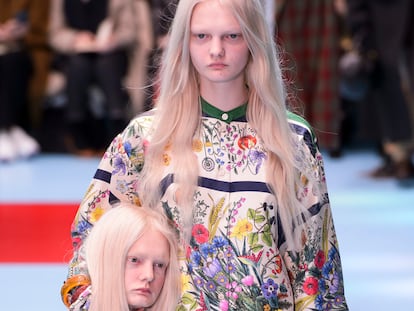 Una de las modelos con una réplica de su cabeza en miniatura en el desfile de Gucci.