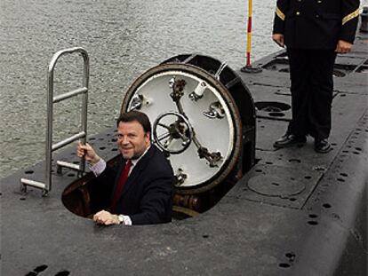 Alfredo Sánchez Monteseirín visitó ayer un submarino en Sevilla.