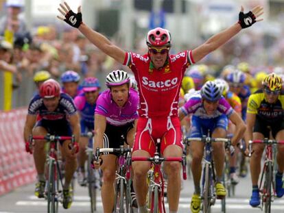 Cipollini gana con su autoridad de tantas veces una etapa del Giro de 2001.