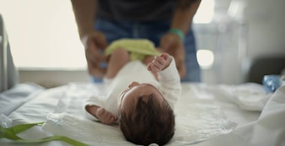 Un padre, con su hija recién nacida en el hospital Sant Pau de Barcelona Mayte Torres