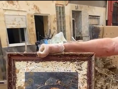 Luis Cano, vecino de Alfafar (Valencia), muestra un cuadro de Baden-Powell que ha conseguido salvar de su casa tras la dana que provocó una riada en su localidad el pasado 29 de octubre de 2024.