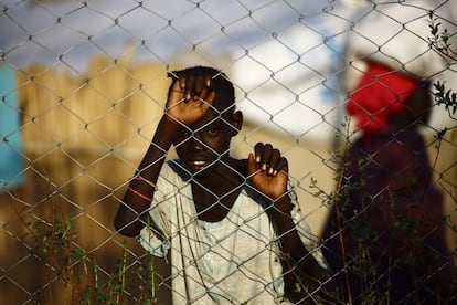 Un niño sursudanés permanece en el campo para refugiados de ACNUR de al-Algaya en el estado Nilo Blanco, al sur de Jartum.