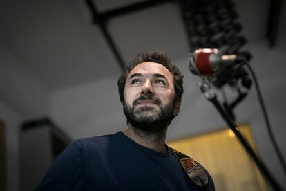 El músico Caïm Riba, en su estudio de Barcelona.