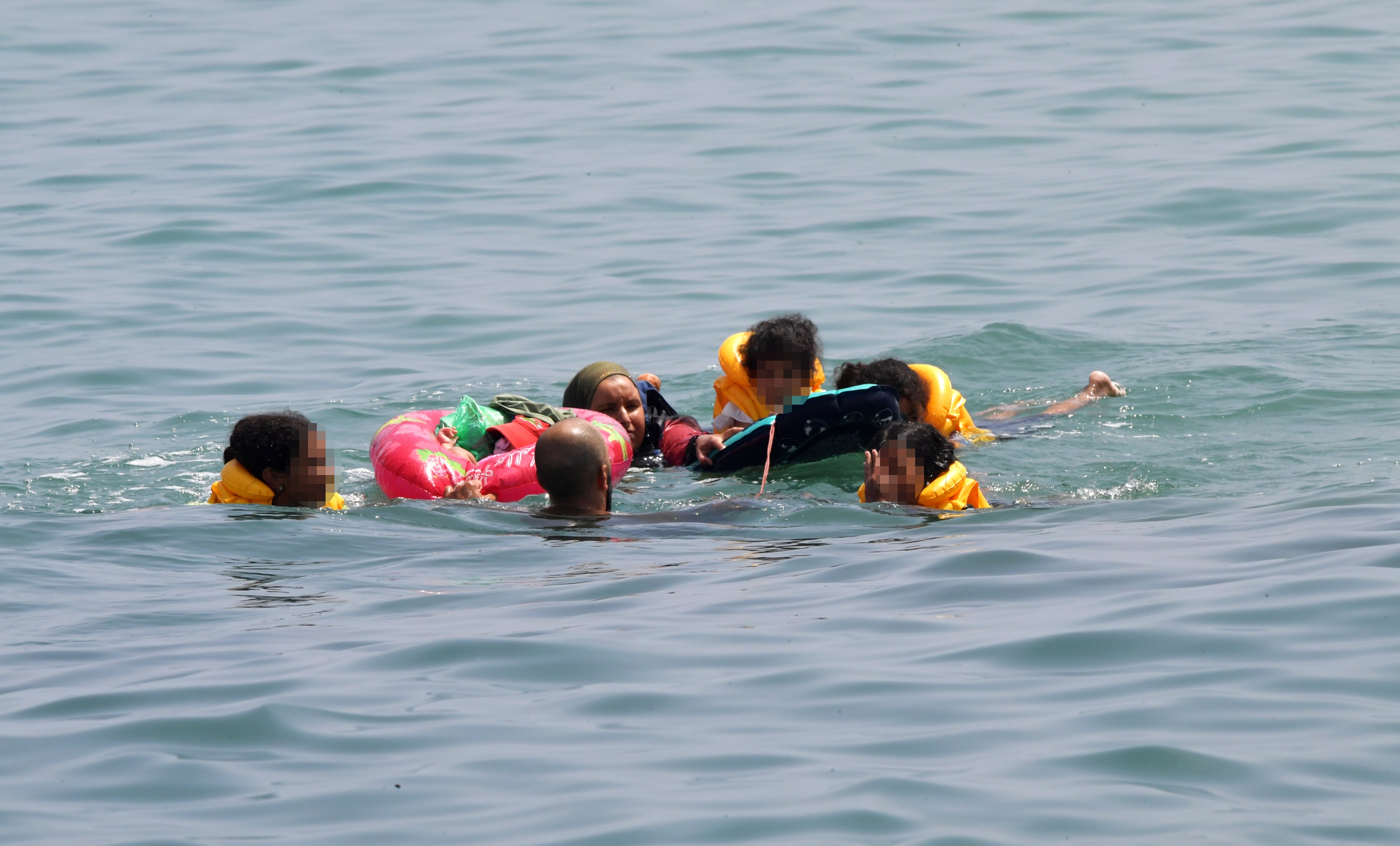 Una familia cruza a nado hasta Ceuta desde la costa marroquí, el 30 de julio.