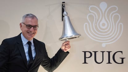 El presidente ejecutivo de Puig, Marc Puig, hace el toque de campana en la Bolsa de Barcelona. ALBERT GARCIA, EL PAIS