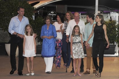 Tras unos años de ausencia, el año pasado el rey emérito don Juan Carlos visitó Palma de Mallorca. El motivo de su viaje fue asistir a la celebración del 80º cumpleaños de su hermana, la infanta Pilar. Aunque en la celebración no se vio a la reina Letizia, si se les vio juntos saliendo a cenar por la isla.