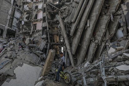 Un ni?o palestino junto a un edificio destrozado en Ciudad de Gaza, en la Franja, este viernes.