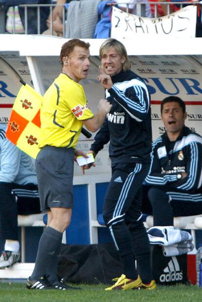 Guti discute con un linier desde el banquillo.