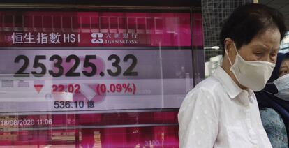 Un hombre pasa junto a un a firma de valores en Hong Kong. 