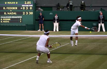 Nadal y Federer pelotean durante la final de 2008 en Wimbledon.