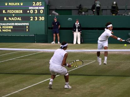 Nadal y Federer pelotean durante la final de 2008 en Wimbledon.