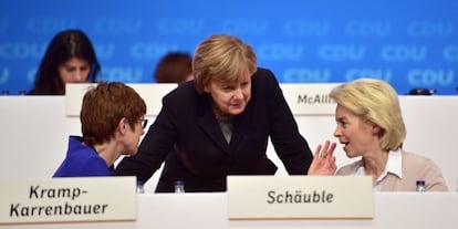 La canciller alemana, Angela Merkel, en el centro, y la ministra de defensa Ursula von der Leyen, a la derecha, este lunes en el congreso anual de la CDU.