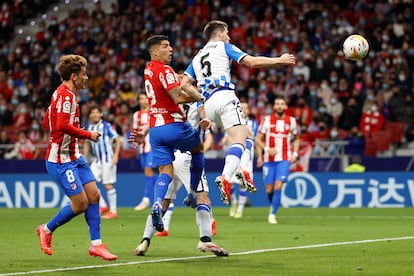Suárez marca de cabeza el primer gol del Atlético ante la Real Sociedad.