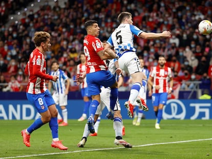 Suárez marca de cabeza el primer gol del Atlético ante la Real Sociedad.
