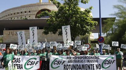Protesta de la Central Sindical Independiente y de Funcionarios delante de la sede central de la Junta de Andalucía.