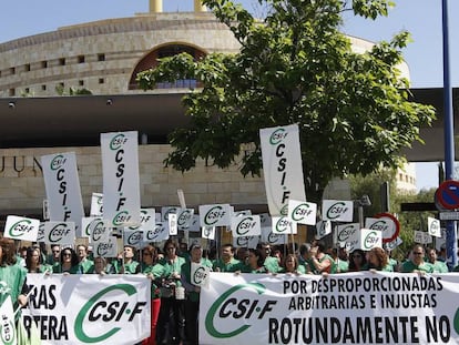Protesta de la Central Sindical Independiente y de Funcionarios delante de la sede central de la Junta de Andaluc&iacute;a.