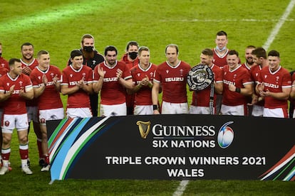 Los jugadores de Gales celebran la Triple Corona en el Seis Naciones este sábado en Cardiff.