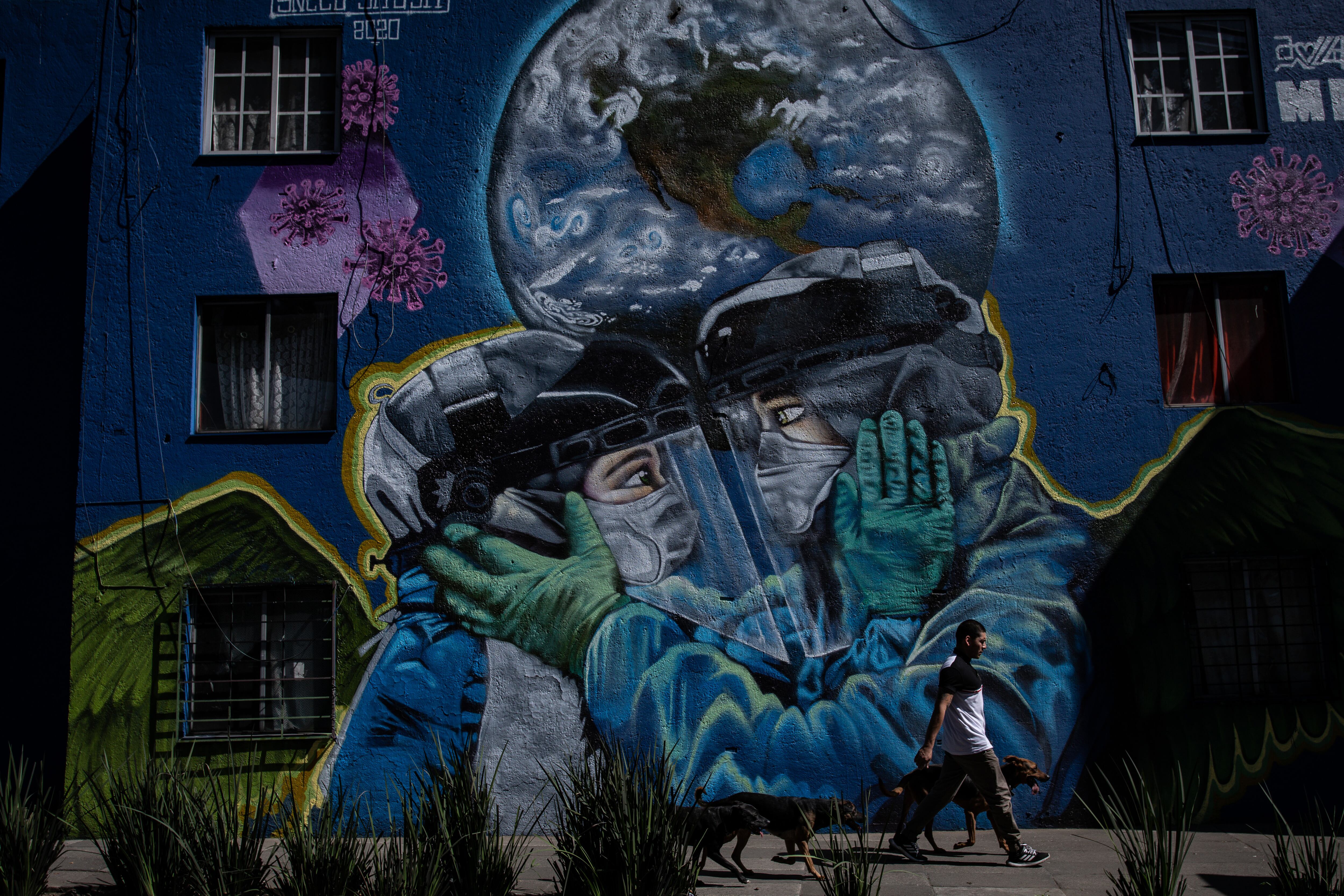 Mural realizado en homenaje al personal sanitario que ha trabajado durante la pandemia en Ciudad de México.