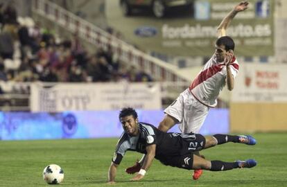 Trashorras pelea una bal&oacute;n con Rafinha.