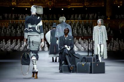 El primer desfile de alta costura del diseñador Thom Browne, en la Ópera de París el 3 de julio. Sentada, la modelo Alek Wek.