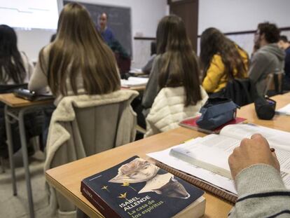 Una clase de lengua castellana y literatura de bachillerato en el instituto público Luis Vives de Valencia, el pasado viernes.