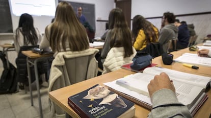 Una clase de lengua castellana y literatura de bachillerato en el instituto público Luis Vives de Valencia, el pasado viernes.