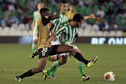 Chuli pelea un bal&oacute;n junto a David Addy.