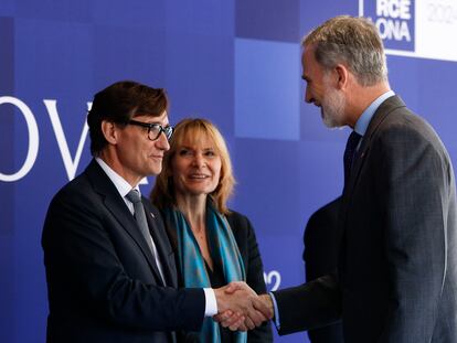 El rey Felipe VI saluda al líder del PSC, Salvador Illa y a Lluisa Moret, presidenta de la Diputación de Barcelona, a su llegada a las jornadas del Cercle de Economía.