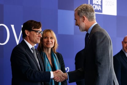 El rey Felipe VI saluda al líder del PSC, Salvador Illa y a Lluisa Moret, presidenta de la Diputación de Barcelona, a su llegada a las jornadas del Cercle de Economía.