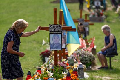 Familiares asisten a una ceremonia por los soldados ucranios caídos, este miércoles en el Campo de Marte de Lviv, al oeste del país.