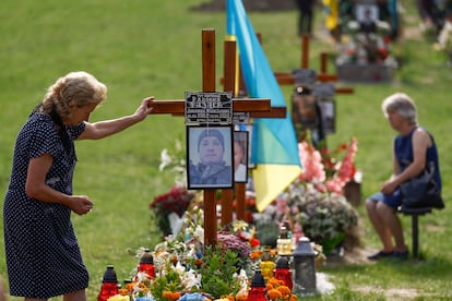 Familiares asisten a una ceremonia por los soldados ucranios caídos, este miércoles en el Campo de Marte de Lviv, al oeste del país.