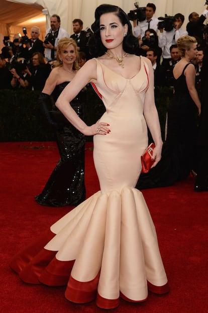 Dita Von Teese también confió en Zac Posen para pisar la alfombra roja del MET.