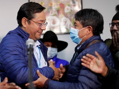 Luis Arce (izquierda) y David Choquehuanca celebran el domingo por la noche el triunfo de sus candidaturas a la presidencia de Bolivia.