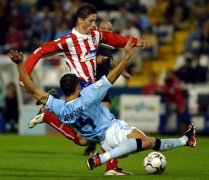 El jugador del Celta de Vigo Juanfran García y Fernando Torres luchan por el balón durante el partido de primera división en el estadio de Balaídos (Vigo), el 26 de octubre de 2002.