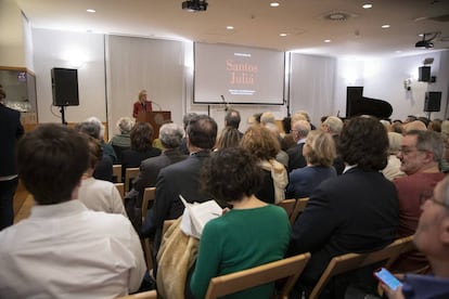 María Cifuentes, editora de Santos Juliá, durante su intervención en el homenaje celebrado ayer en Madrid. 